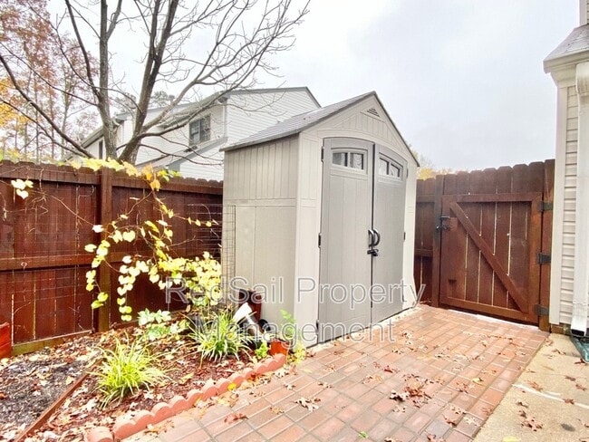 Building Photo - 211 Crestwood Ct