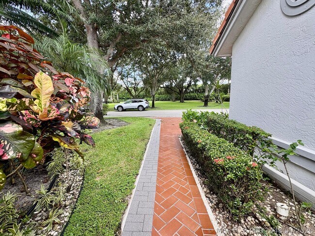 Building Photo - 7702 Majestic Palm Dr