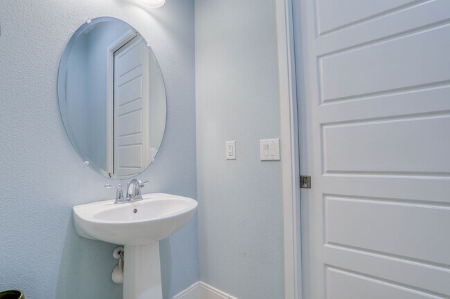 Building Photo - 510 Captiva Dr