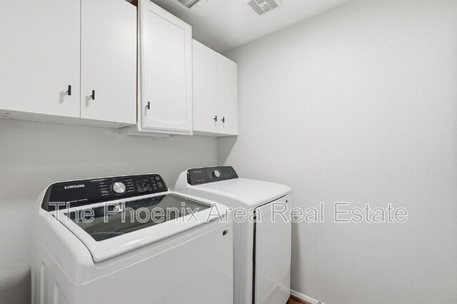 Building Photo - 4425 E Douglas Ave