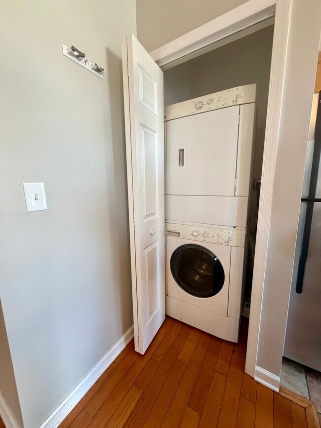 Building Photo - Stunning 1-Bed/1-Bath Apartment with Private Roof Deck and Parking Spot! Available NOW!