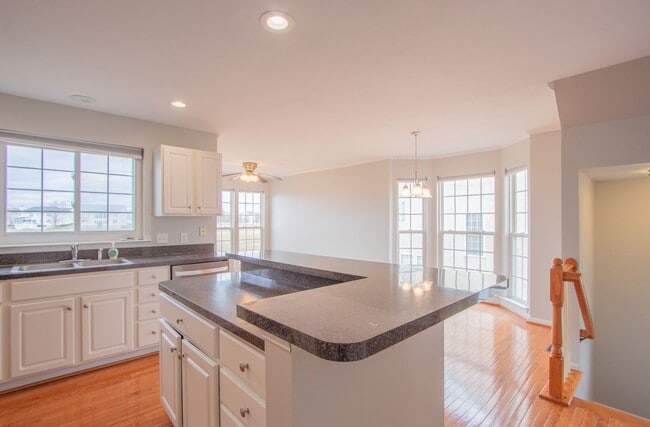 Building Photo - Great Views Overlooking the Golf Course - Large 3 Bedroom End unit TownHouse