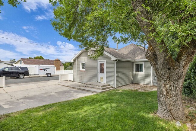 Building Photo - Beautiful and Bright 2 Bedroom 1 Bathroom Home in Murray!!
