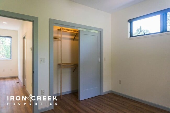 Building Photo - 11 Hilltopia Rd