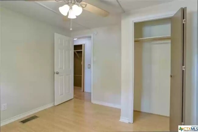 Building Photo - 422 E Robin Ln
