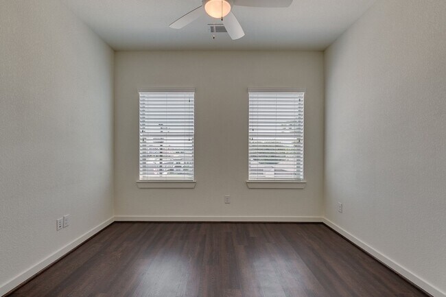 Building Photo - * MOVE IN SUMMER 6/28/2027 * 5 Bed 5.5 Bat...