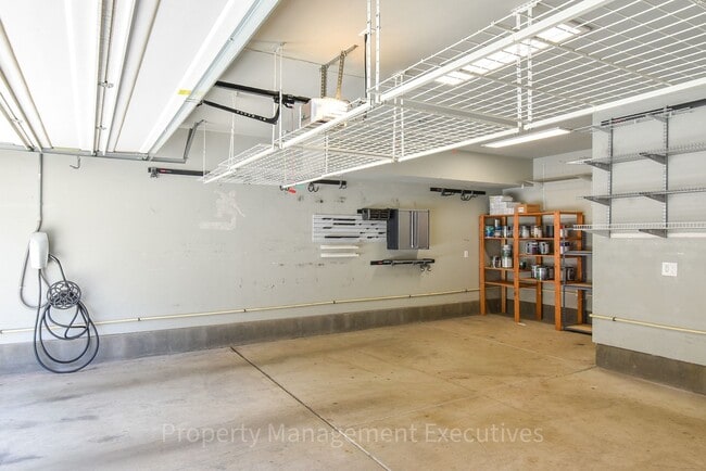Building Photo - Beautiful 4 Bed, 3.5 Bath Townhouse