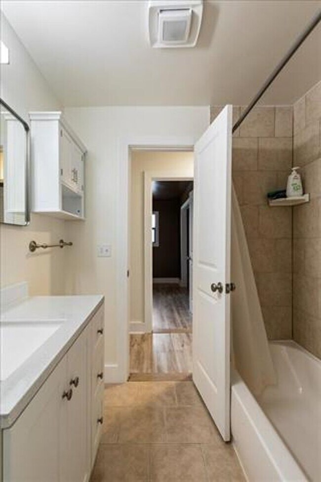 Building Photo - 3 Bedroom, 1.5 Bath Beauty!