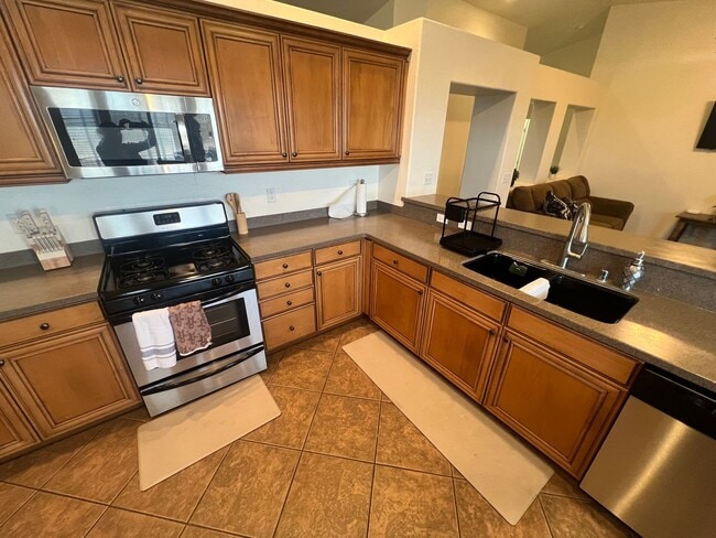 Building Photo - Spacious 4-Bedroom Home in Desirable Apple Valley Neighborhood