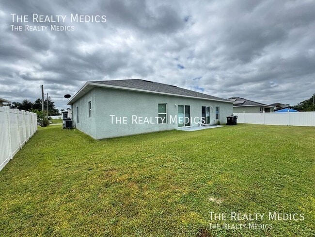 Building Photo - 548 Albatross Dr