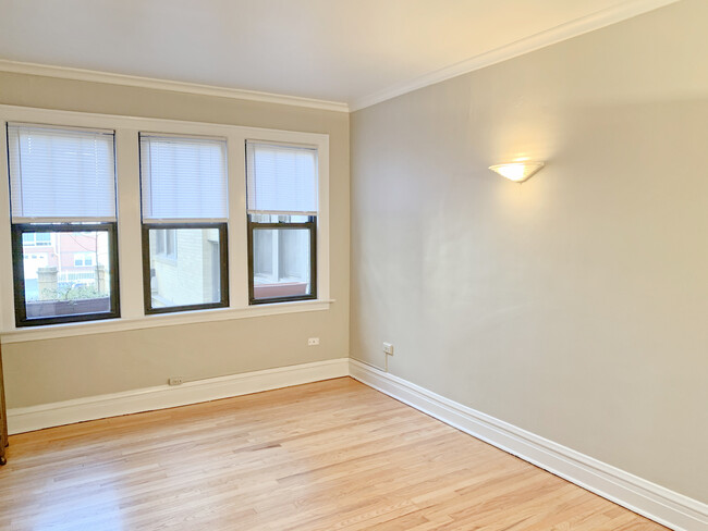 Building Photo - Large 1 Bed + Den in Superb Berwyn Locatio...