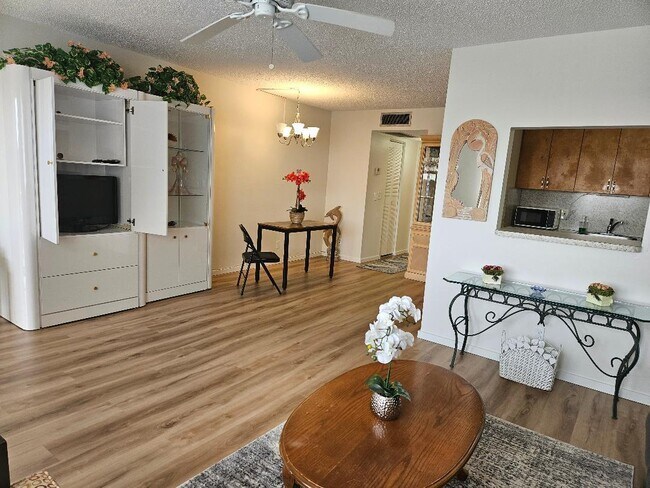 Building Photo - 300 Village Green Cir S