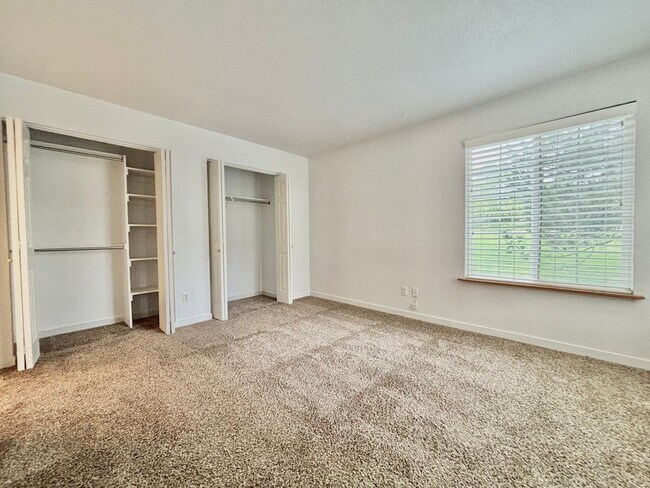 Building Photo - Charming Main floor 2 bed, 2 bath Condo