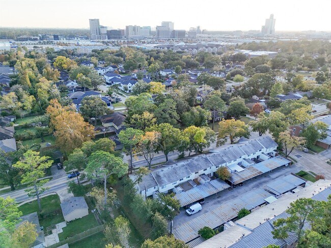 Building Photo - 9654 Westview Dr