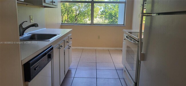 Building Photo - 1300 NE Miami Gardens Dr