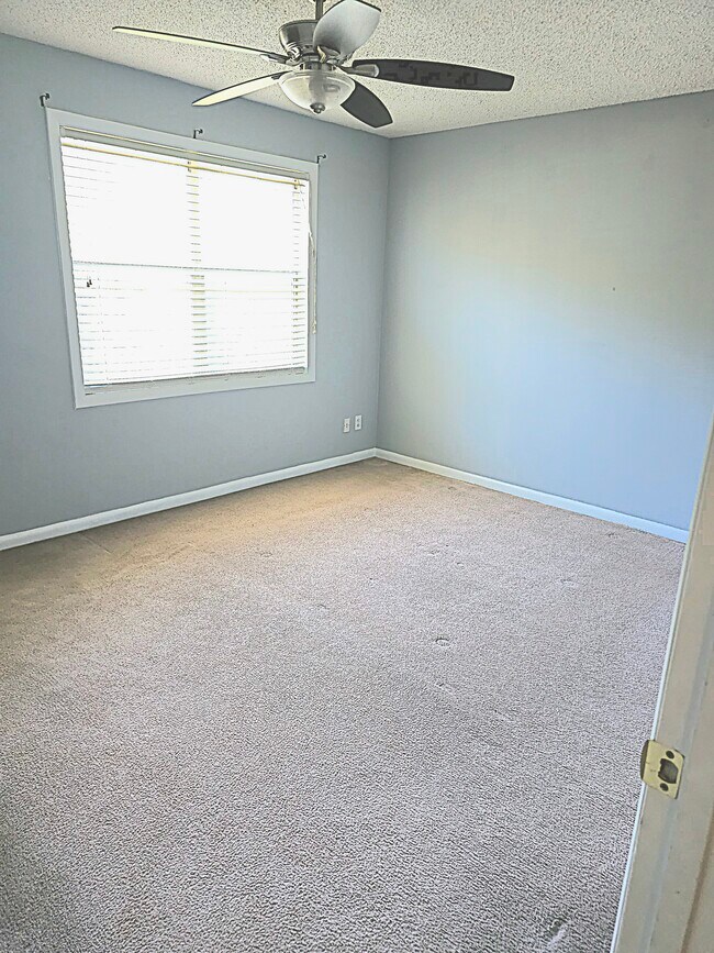 Building Photo - 975 Surry Ln