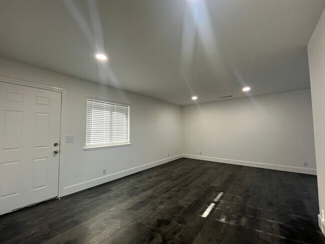 Building Photo - 004