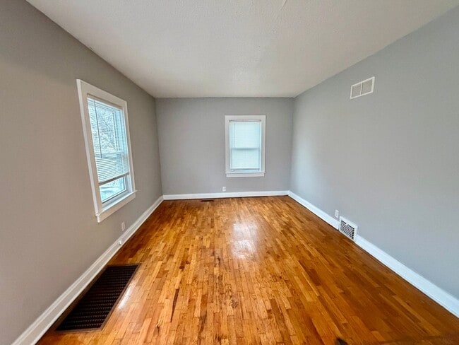 Building Photo - 809 NE Maple Dr