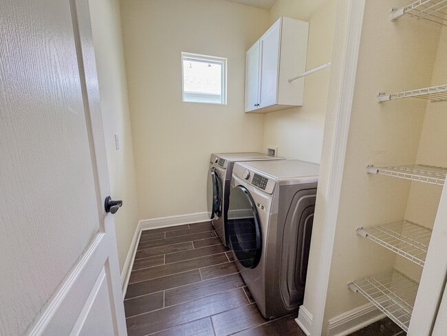 Building Photo - Nearly new 3 bedroom 2 bath home with an a...