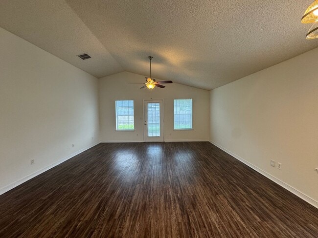 Building Photo - Move In Special 1/2 Off 1st Months Rent! 4...