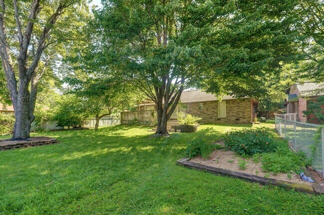 Building Photo - Charming 3 Bed | 2 Bath Home with Beautiful Outdoor Living
