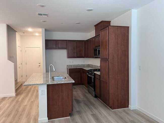 Building Photo - TOWN HOME WITH COMMUNITY POOL , GATED COMMUNITY in GILBERT!