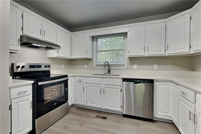 Building Photo - 2994 Brooks Dr