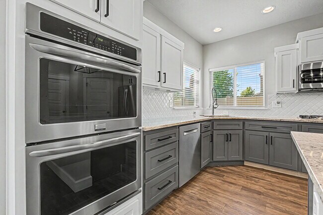 Building Photo - 5140 N Elmstone Ave