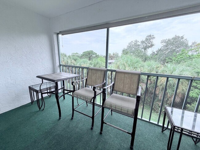 Building Photo - Beautifully Updated 2-Bedroom Condo in Prime Gulf Gate Location