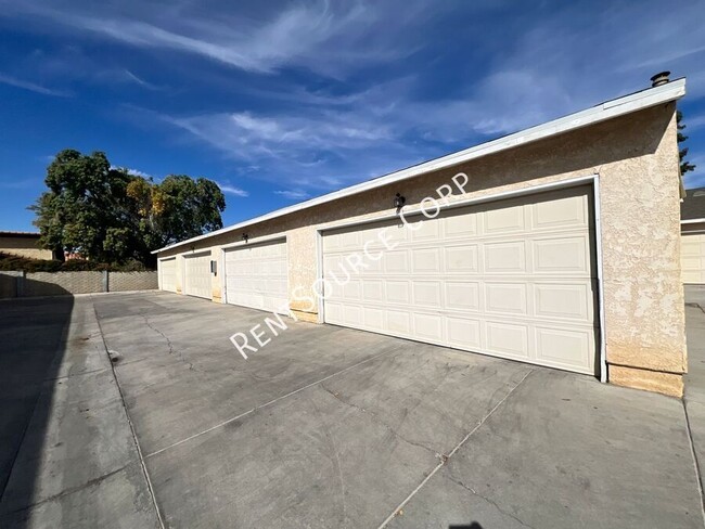 Building Photo - 3 Bedroom Two Story Condo for Rent in West...