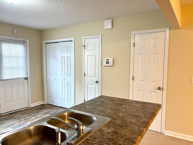 Building Photo - Charming 2BR Townhome Minutes from Hwy 172 Back Gate