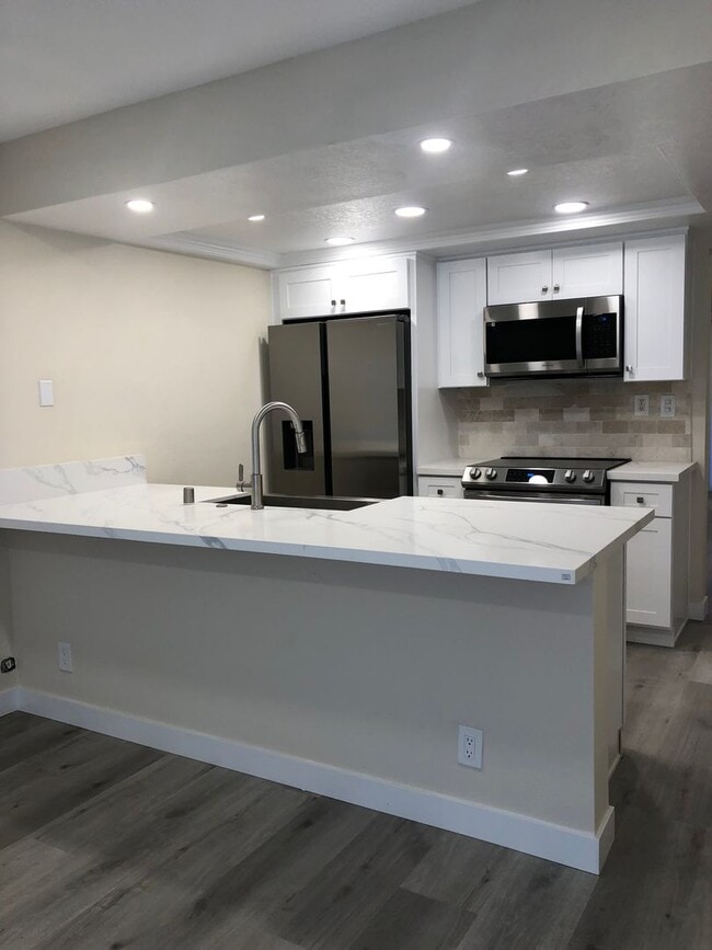 Building Photo - Remodeled 2 bedroom 1 bathroom with large ...