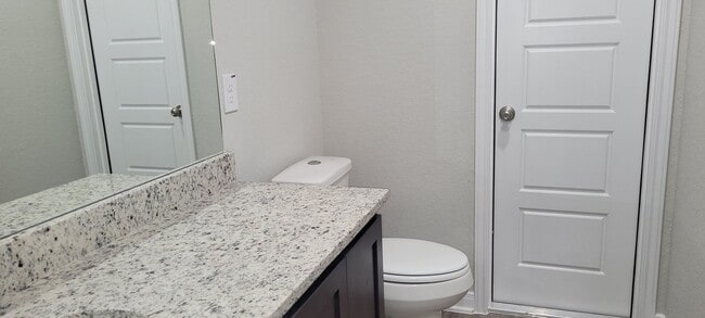 Building Photo - Gorgeous 3/2.5 on cul-de-sac in Cibolo with primary bedroom downstairs.