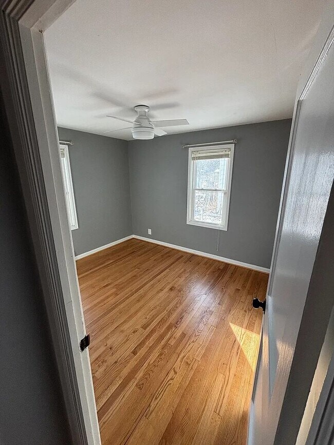 Building Photo - Massive Parking + Finished Basement Near UNMC & Downtown – $2,000/mo