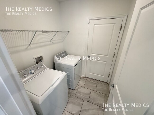 Building Photo - 554 Jett Ln