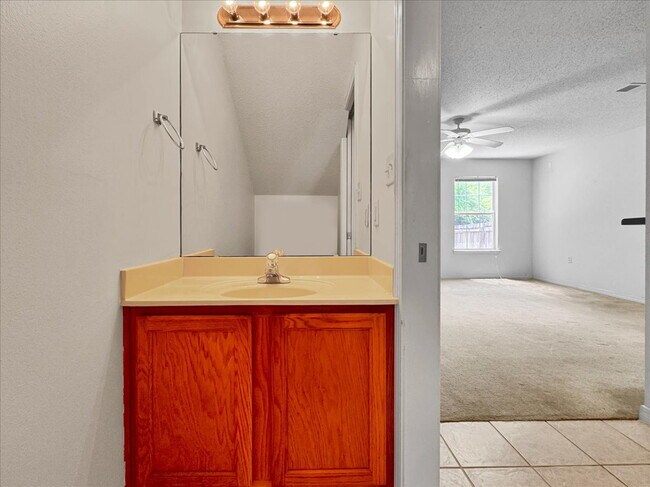 Building Photo - Charming Fort Walton Beach Townhome - Move-In Ready!