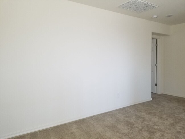 Building Photo - Great Home in Gated Community