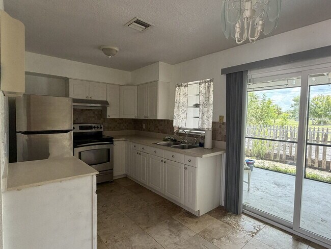 Building Photo - "Charming 2-Bedroom Duplex Retreat in Venice East!"