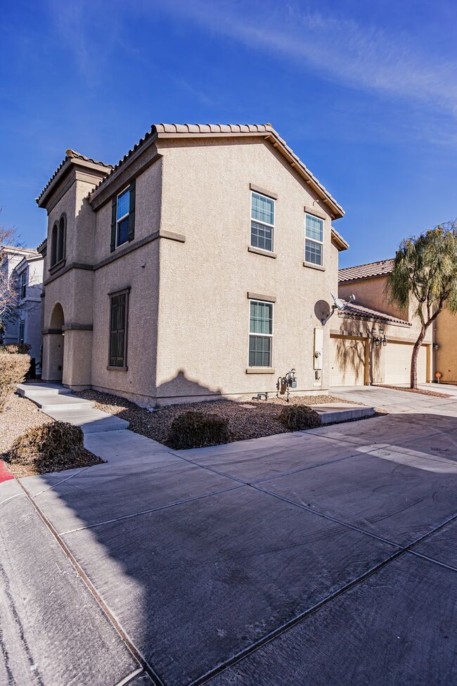 Building Photo - Beautiful two-story home