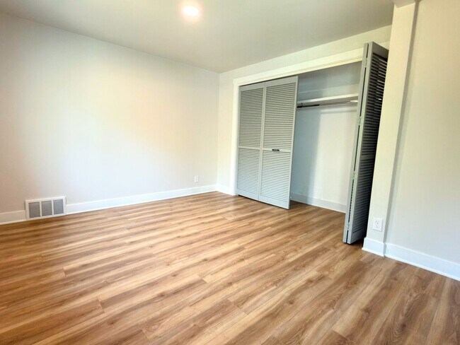 Building Photo - 1021 E Millbert Ave