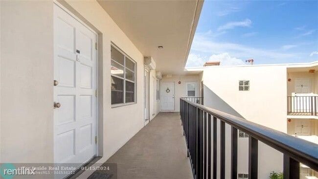 Building Photo - 1 br, 1 bath House - 1855 Plunkett St Apt 403
