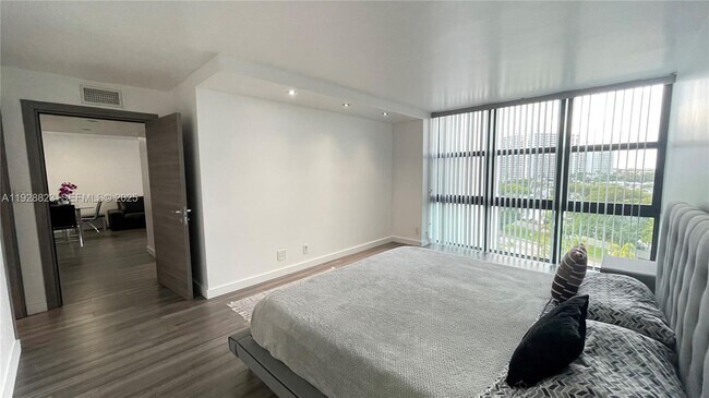 Building Photo - 800 Parkview Dr