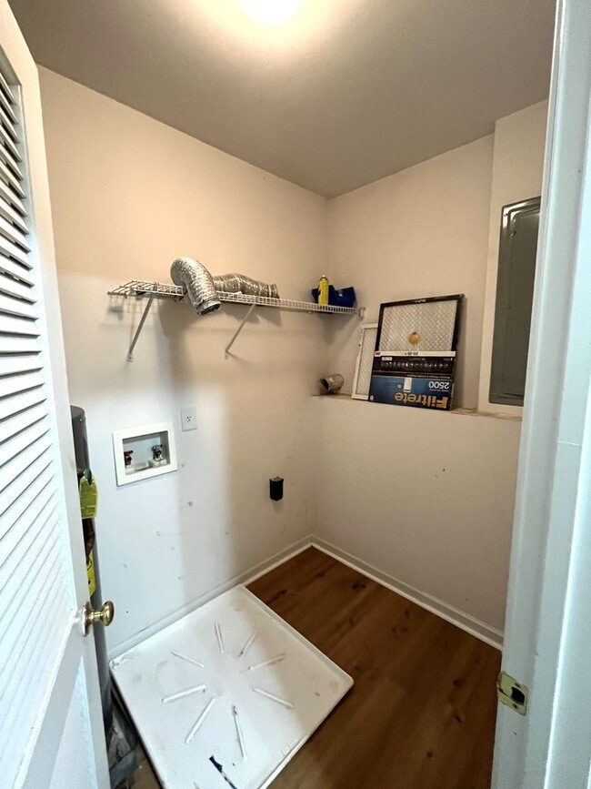 Building Photo - Great 2 Bedroom Townhome with Basement and Garage!