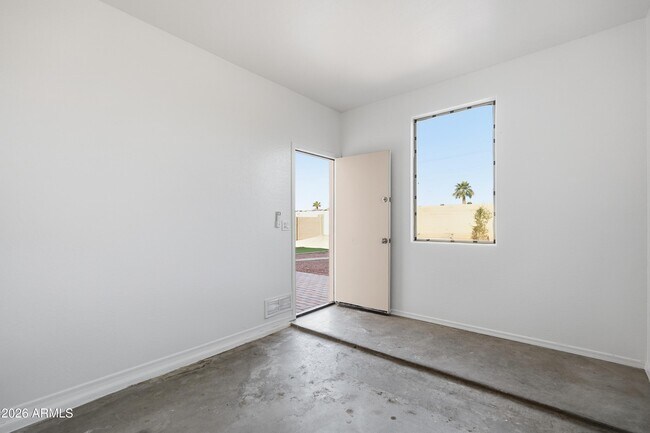 Building Photo - 14162 W Woodbridge Ave