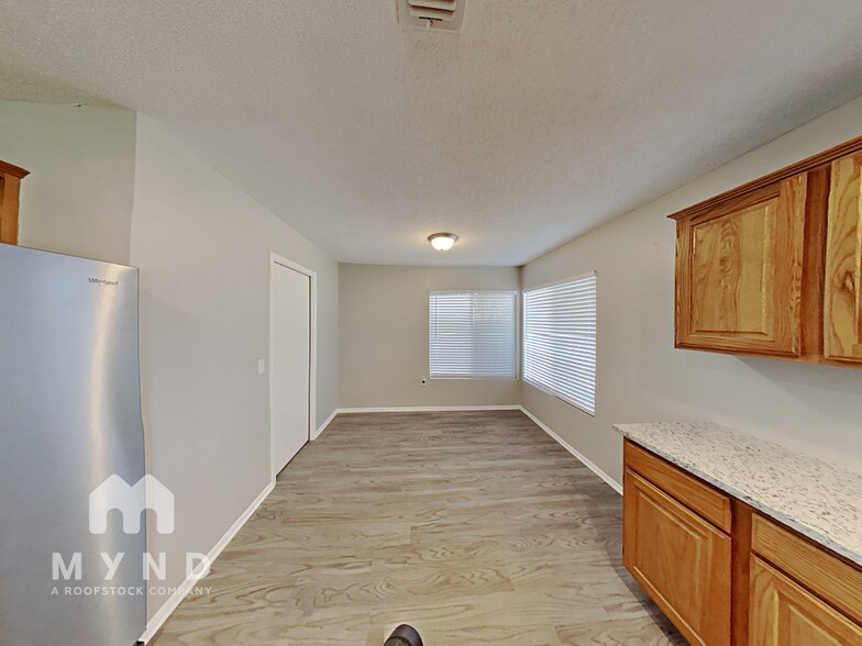 Building Photo - 8102 Valley Trails