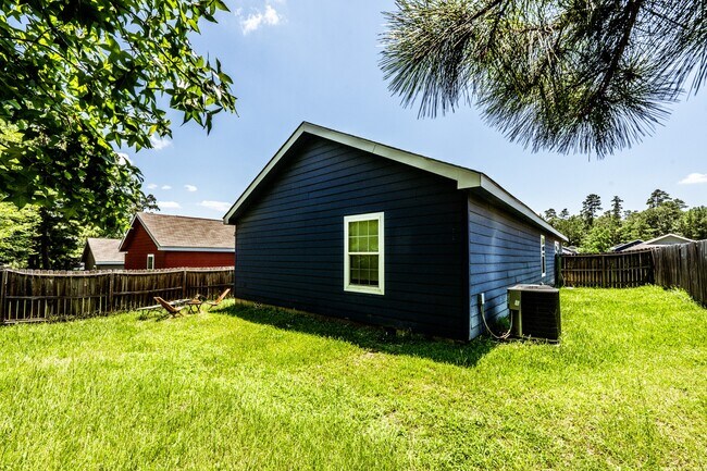 Building Photo - 151 Varsity Dr