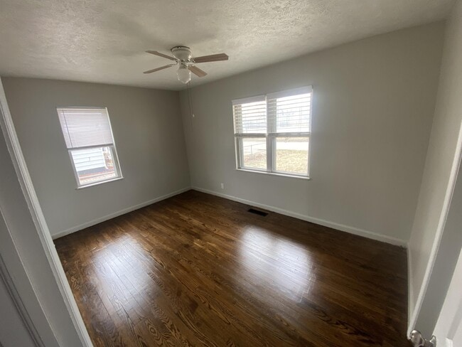 Building Photo - 877 Windsor Dr