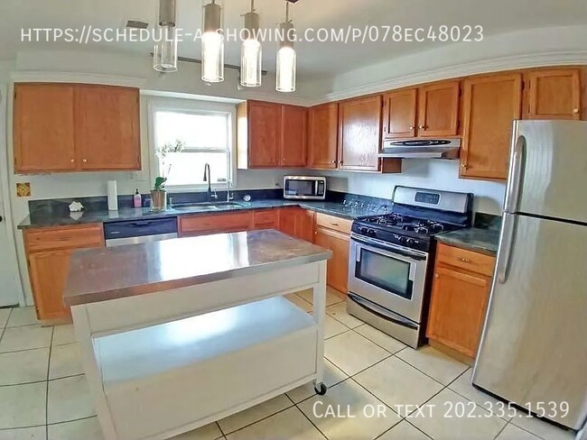 Building Photo - 717 16th St NE