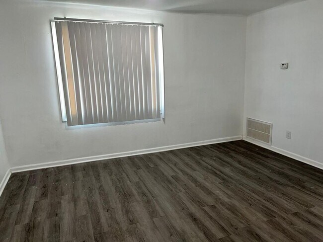 Building Photo - 15863 Kentucky St