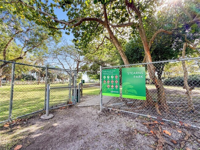 Building Photo - 520 NE 38th St